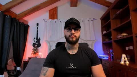 Snapshot of max_dic1 chatting on 12-04-25, 11:19 max D. online show from 12-04-25, 11:19