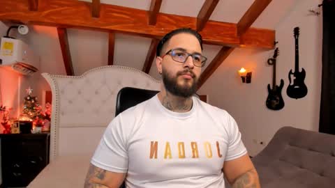 Snapshot of max_dic1 chatting on 12-14-25, 11:20 max D. online show from 12-14-25, 11:20