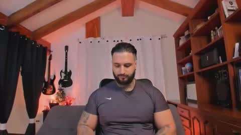 Snapshot of max_dic1 chatting on 12-20-25, 01:51 max D. online show from 12-20-25, 01:51