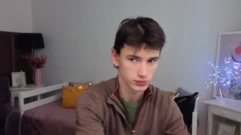 Snapshot of max_foks chatting on 12-18-25, 08:20 Max online show from 12-18-25, 08:20