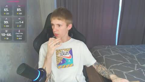 Snapshot of max_gen chatting on 01-20-25, 01:53 Max Gen with tats 24years And Ethan without tats 20 years online show from 01-20-25, 01:53