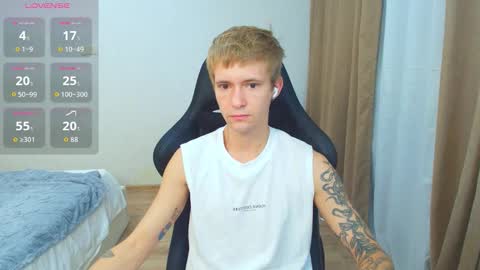 Snapshot of max_gen chatting on 10-05-25, 01:04 Max Gen with tats 24years And Ethan without tats 20 years online show from 10-05-25, 01:04