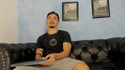 Snapshot of max_jowel chatting on 12-21-25, 03:13 max_jowel online show from 12-21-25, 03:13