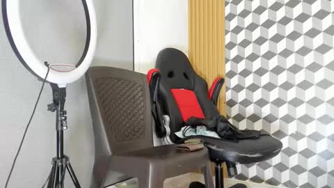 Snapshot of max_jowel chatting on 12-22-25, 02:30 max_jowel online show from 12-22-25, 02:30