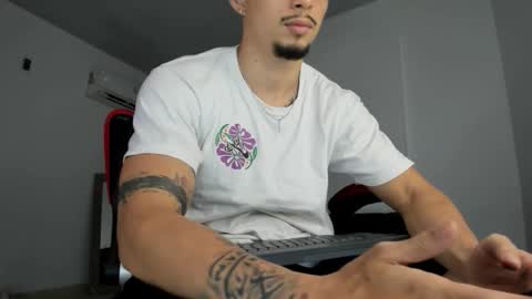 Snapshot of max_jowel chatting on 01-08-26, 03:31 max_jowel online show from 01-08-26, 03:31