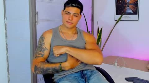 Snapshot of max_miuller chatting on 10-21-25, 02:01 MAX MIULLER online show from 10-21-25, 02:01