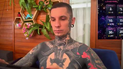 Snapshot of max_reaves chatting on 01-17-25, 02:08 online show from 01-17-25, 02:08