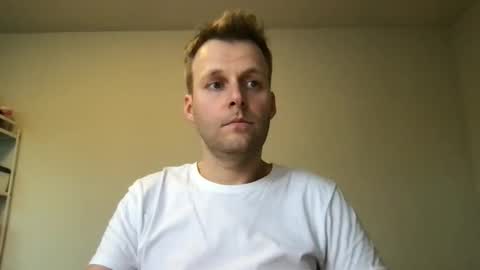 Snapshot of max_straight_1 chatting on 01-06-25, 01:30 Max take off clothes online show from 01-06-25, 01:30