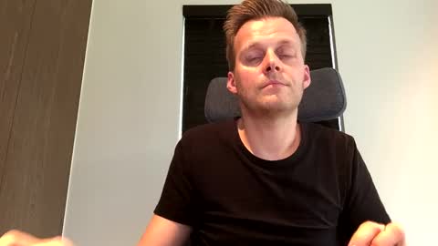 Snapshot of max_straight_1 chatting on 02-20-25, 02:24 Max take off clothes online show from 02-20-25, 02:24