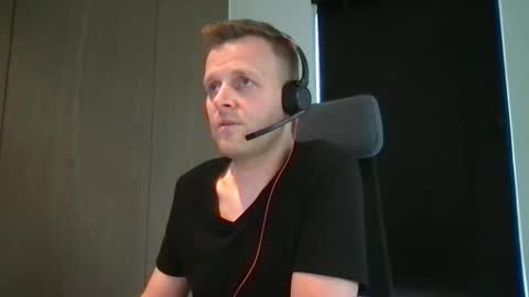 Snapshot of max_straight_1 chatting on 02-27-25, 01:28 Max take off clothes online show from 02-27-25, 01:28