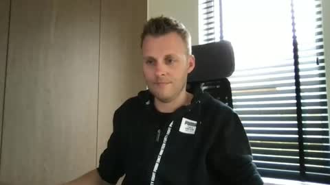 Snapshot of max_straight_1 chatting on 03-11-25, 12:17 Max take off clothes online show from 03-11-25, 12:17