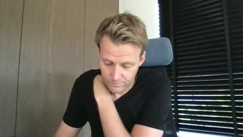 Snapshot of max_straight_1 chatting on 09-11-25, 07:41 Max take off clothes online show from 09-11-25, 07:41