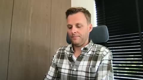 Snapshot of max_straight_1 chatting on 09-30-25, 09:25 Max take off clothes online show from 09-30-25, 09:25