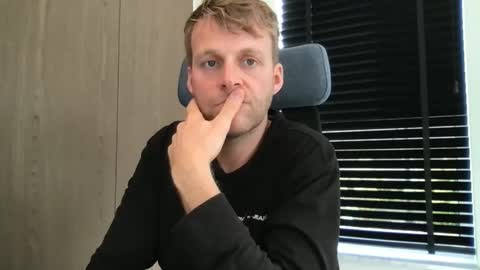 Snapshot of max_straight_1 chatting on 10-13-25, 08:47 Max take off clothes online show from 10-13-25, 08:47