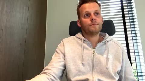 Snapshot of max_straight_1 chatting on 11-03-25, 02:07 Max take off clothes online show from 11-03-25, 02:07