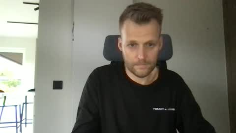 Snapshot of max_straight_1 chatting on 02-06-26, 09:01 Max take off clothes online show from 02-06-26, 09:01