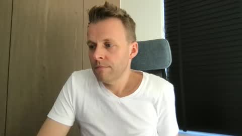 Snapshot of max_straight_1 chatting on 03-09-26, 01:15 Max take off clothes online show from 03-09-26, 01:15