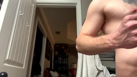 Snapshot of maxaux chatting on 02-08-25, 09:03 Max online show from 02-08-25, 09:03