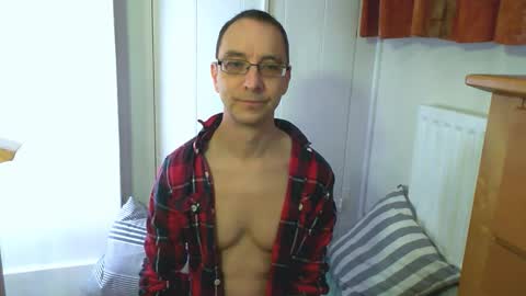 Snapshot of maxdavies chatting on 12-15-25, 10:52 Max Davies online show from 12-15-25, 10:52