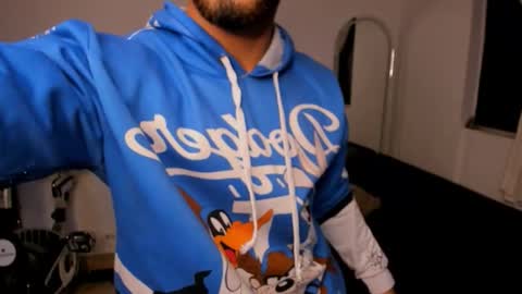 Snapshot of maximo004 chatting on 11-19-25, 03:06 Maximo online show from 11-19-25, 03:06