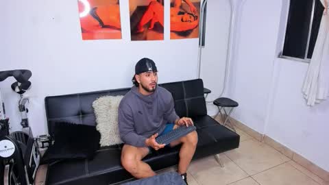 Snapshot of maximo004 chatting on 11-21-25, 03:16 Maximo online show from 11-21-25, 03:16