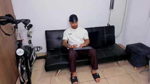 Snapshot of maximo004 chatting on 11-25-25, 03:17 Maximo online show from 11-25-25, 03:17