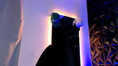 MAX online show from 10-23-25, 10:19