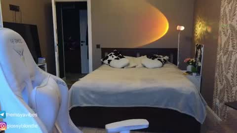 Maya online show from 04-16-26, 03:51