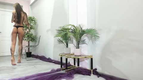 Snapshot of mayahellen chatting on 12-14-25, 05:35 Maya online show from 12-14-25, 05:35