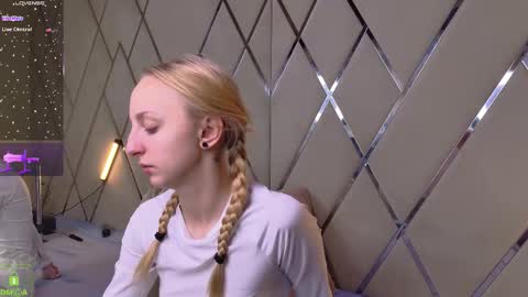 Snapshot of mayasnoww chatting on 12-17-25, 05:24 Maya online show from 12-17-25, 05:24