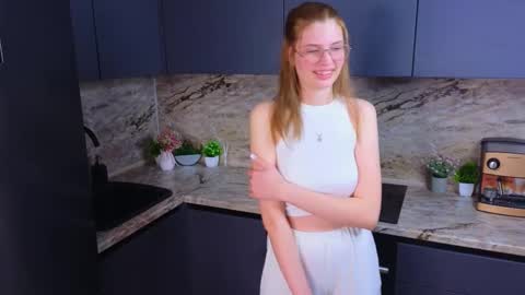 Mia online show from 02-11-25, 12:05