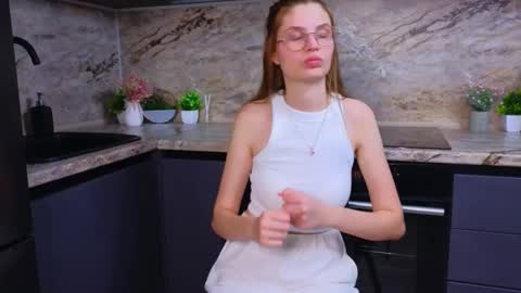 Mia online show from 02-11-25, 03:08