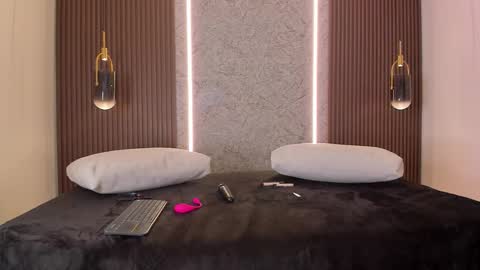 Maye Wells online show from 02-21-26, 07:37