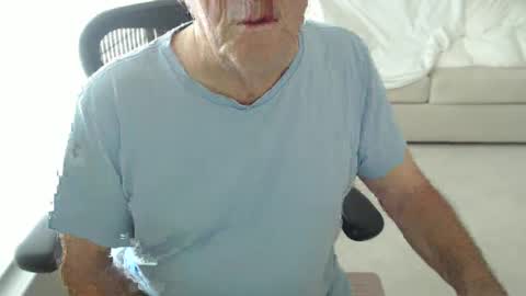 Snapshot of mbeastie chatting on 03-04-25, 02:21 Beastie online show from 03-04-25, 02:21