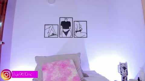 Snapshot of mcdonald_ellie chatting on 11-23-25, 12:54 Ellie online show from 11-23-25, 12:54