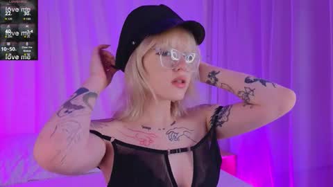 Snapshot of me1roze chatting on 02-19-26, 06:53 Roze online show from 02-19-26, 06:53