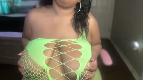 Snapshot of meetsouthernpeach chatting on 03-09-25, 01:37 Southern Peach online show from 03-09-25, 01:37