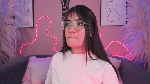 Snapshot of megan_moore__ chatting on 12-12-24, 01:17 online show from 12-12-24, 01:17