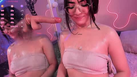 Snapshot of megan_moore__ chatting on 12-17-24, 04:21 online show from 12-17-24, 04:21