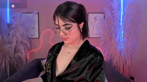 Snapshot of megan_moore__ chatting on 12-29-24, 05:01 online show from 12-29-24, 05:01