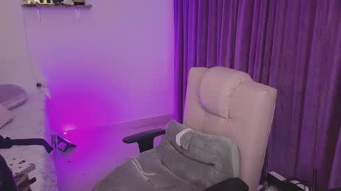                 Laura                 online show from 01-14-25, 03:32