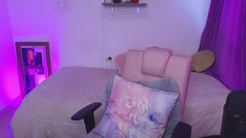                 Laura                 online show from 09-22-25, 10:01