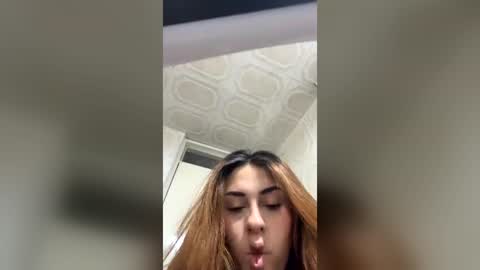                 Laura                 online show from 07-04-26, 01:45
