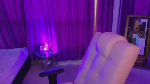                 Laura                 online show from 07-12-26, 10:34