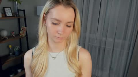 Snapshot of meganhenns chatting on 04-17-26, 06:22 Elly online show from 04-17-26, 06:22