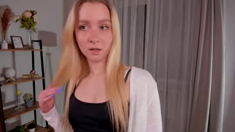 Snapshot of meganhenns chatting on 04-20-26, 07:37 Elly online show from 04-20-26, 07:37