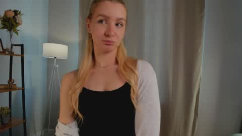 Snapshot of meganhenns chatting on 05-06-26, 10:09 Elly online show from 05-06-26, 10:09