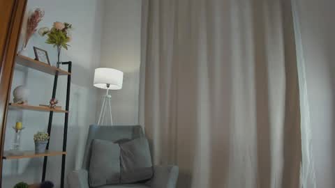 Snapshot of meganhenns chatting on 05-11-26, 02:45 Elly online show from 05-11-26, 02:45