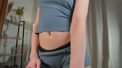 Snapshot of meganhenns chatting on 05-11-26, 04:04 Elly online show from 05-11-26, 04:04