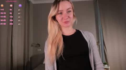 Snapshot of meganhenns chatting on 05-29-26, 08:56 Elly online show from 05-29-26, 08:56